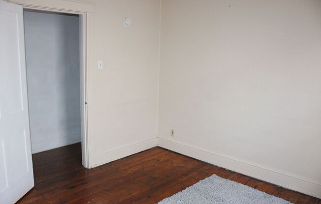 2 beds, 1 bath, $900, Unit Apt B