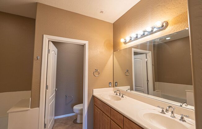 3 beds, 2 baths, $2,200, Unit # 2086