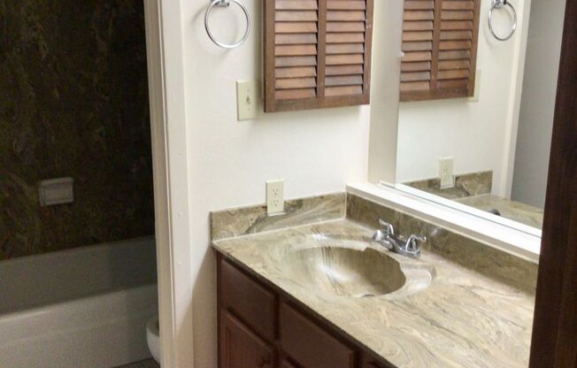 2 beds, 2 baths, 995 sqft, $800, Unit 22