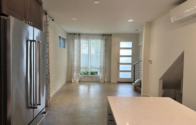 3 Bedroom Queen Anne Townhouse w/rooftop deck