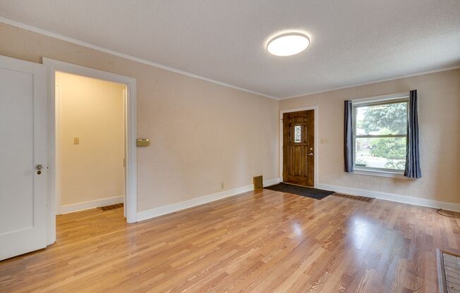 Adorable Wedgewood 4 Bedroom Available Now!