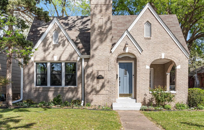 Beautiful 2 Bedroom with Large Mature Trees