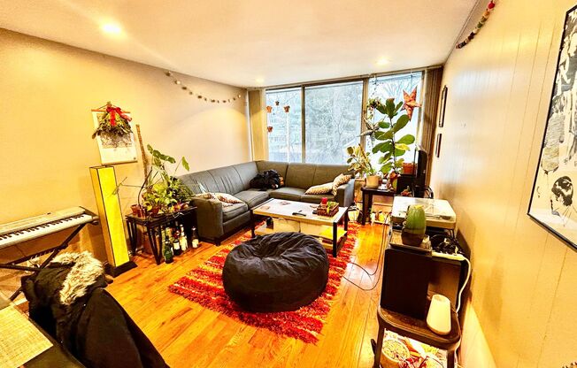 2 beds, 1 bath, 768 sqft, $2,425, Unit 324