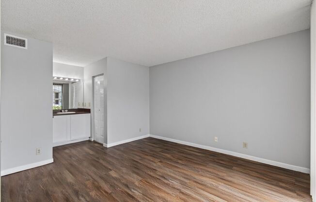 ONE BEDROOM ONE BATHROOM!! Waterfront Community!!