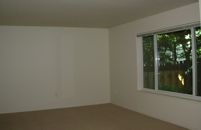 Tualatin Towhouse with Easy Access to I-5, I-205, Bridgeport Village!