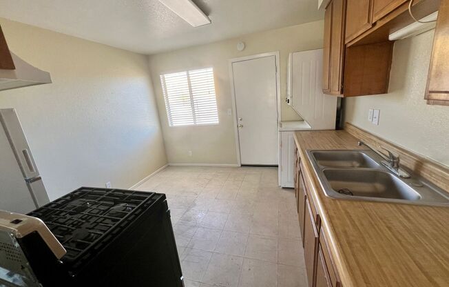 2 beds, 1 bath, 702 sqft, $795, Unit A