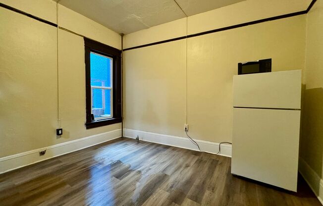 Studio, 1 bath, $599, Unit 11