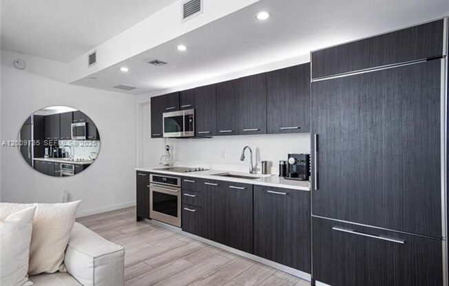 2 beds, 2 baths, 924 sqft, $5,200, Unit 45 SW 9th St # 1508