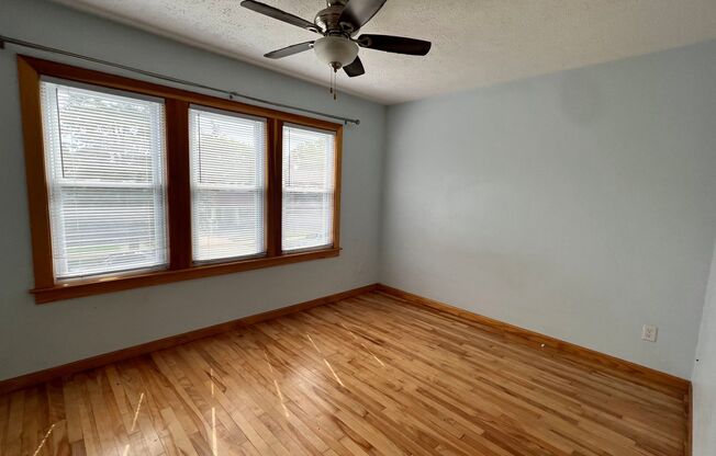 1431 Pine NW - Walk to Richmond Park!  Water included