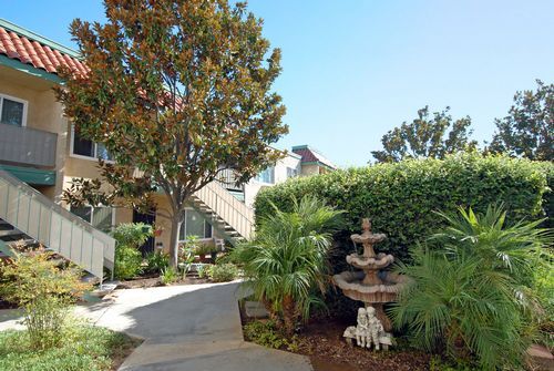 2 beds, 1 bath, 832 sqft, $1,975, Unit 105