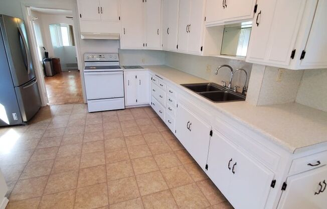 Beautiful & Private 3BD/2BA, 1,397 SqFt Home - Large Yards, Washer/Dryer included, Fireplace!