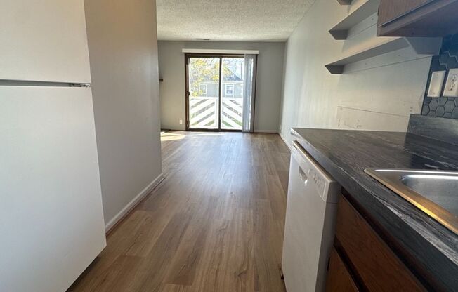 2 beds, 1 bath, 826 sqft, $950, Unit 5