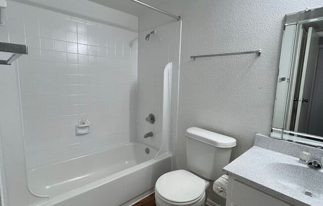 2 beds, 1 bath, 859 sqft, $1,050, Unit 01-003