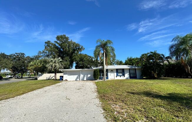 2/2 with Fenced Yard, Garage and Laundry, Available Now!