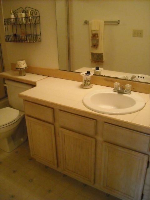 Charming 2BR 2BA Condo in great Bellevue location.