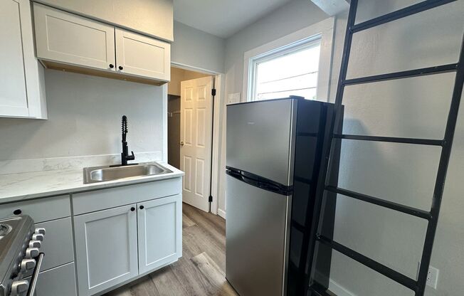 Studio, 1 bath, 325 sqft, $1,195, Unit Unit 5