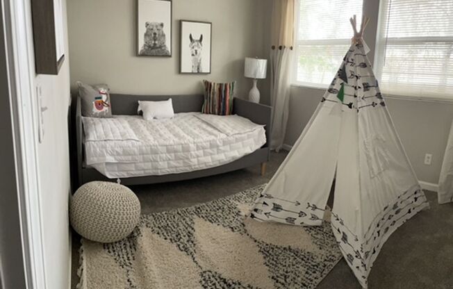 2 beds, 1.5 baths, 950 sqft, $1,249, Unit I05