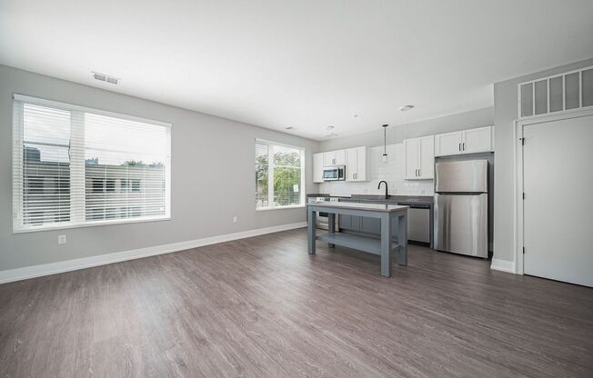 2 beds, 1 bath, 887 sqft, $1,575, Unit 225