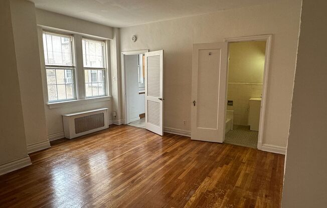 Studio, 1 bath, 321 sqft, $1,250, Unit New King Edward 8A4