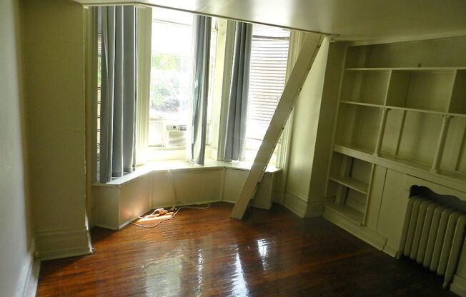 Modern Studio w/ Bay Windows & Sleeping Loft!*Available July*