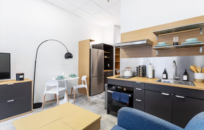 Studio, 1 bath, 325 sqft, $1,400, Unit 118