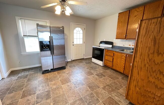 Cute 3 Bedroom / 1 Bathroom Home in Grandview!