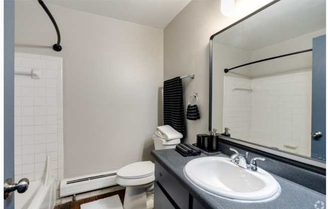 2 beds, 1 bath, 950 sqft, $1,290