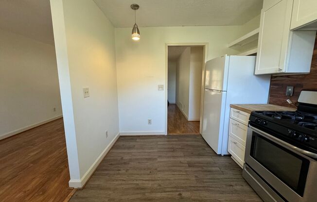 2 beds, 1.5 baths, $1,195, Unit Apt. A