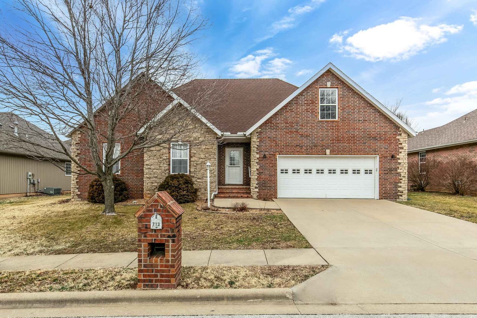 Charming 4 bedroom home available in Nixa