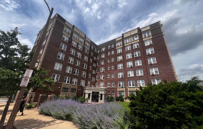 Studio, 1 bath, 450 sqft, $945, Unit 414