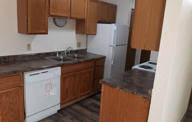 2 beds, 1 bath, 765 sqft, $760, Unit 06