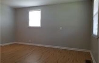 2 bd 1 ba duplex in a Great Location