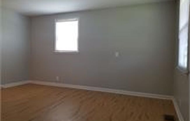 2 bd 1 ba duplex in a Great Location