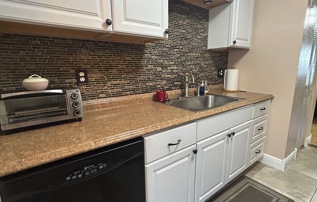 Coastal Living Awaits– Stylish Condo Near the Beach!