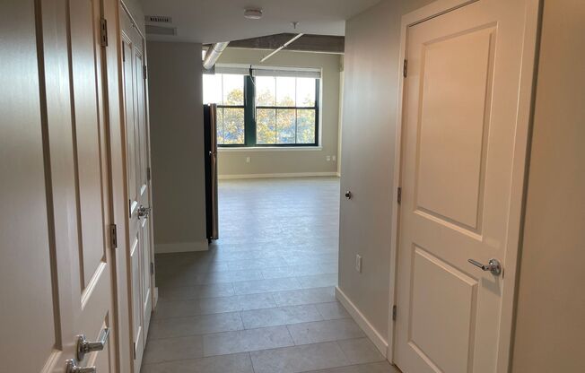 Studio, 1 bath, 581 sqft, $1,950, Unit Unit #305