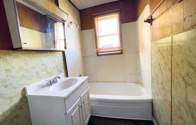 3 beds, 2 baths, $1,100