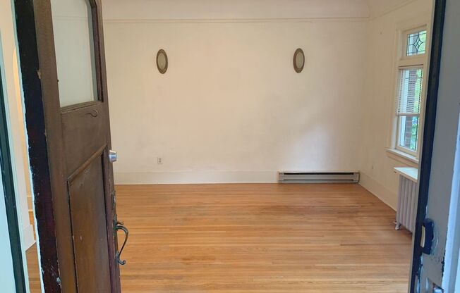 1 bed, 1 bath, 1,100 sqft, $2,250, Unit 3331 E Marion St.