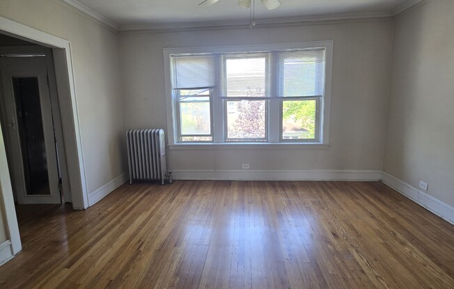 2857 W Berteau Ave