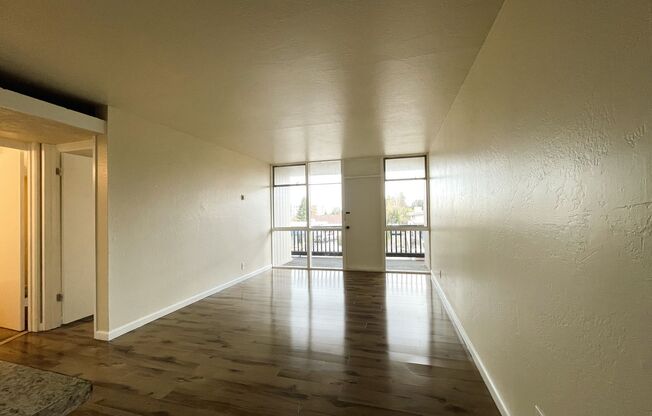 Burlingame - 2 Bedroom, Parking & Close to transportation