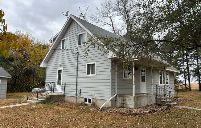 Charming 4-Bedroom Home with Open Layout & Expansive Yard Near Garretson!