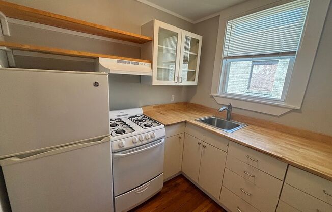 1 bed, 1 bath, 392 sqft, $1,900, Unit 42