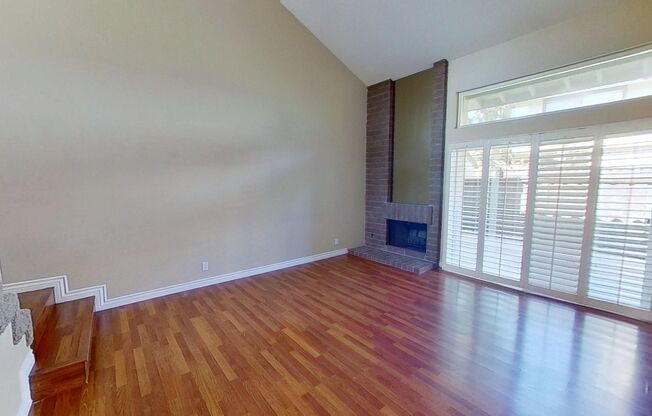 Spacious 2 Bed 2.5 Bath Townhouse in Irvine!