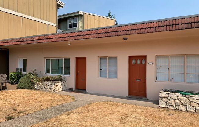 Fully Refreshed Westmoreland 3bd in Plex. Onsite laundry. Shared courtyard