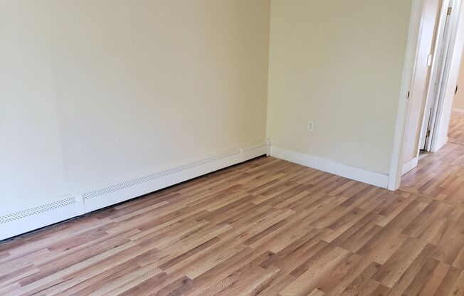 2 beds, 1 bath, $1,475, Unit Unit B