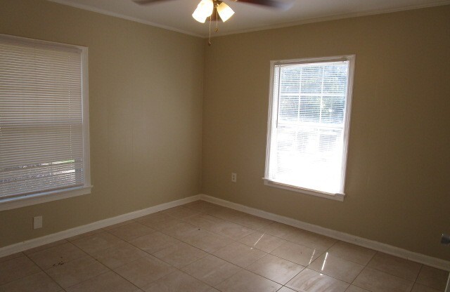 3 beds, 1 bath, $1,295