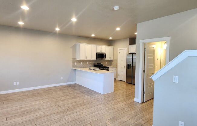 1 MONTH FREE(OAC) 4-bed, 3.5-bath Townhome Available early June