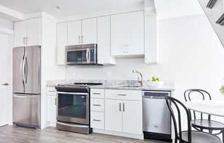 2 beds, 2 baths, 993 sqft, $4,550, Unit 401