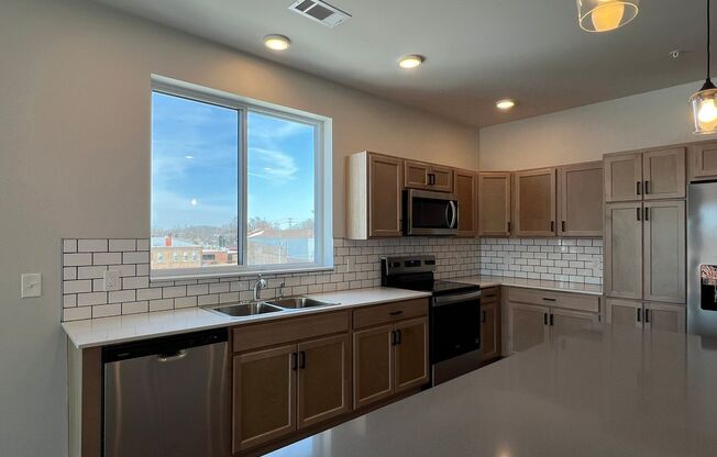 2 beds, 2 baths, 1,220 sqft, $2,650, Unit WR 305-200