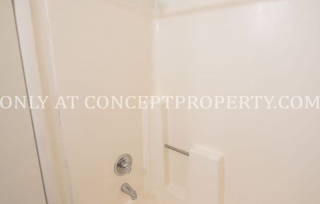 2 beds, 1 bath, 810 sqft, $1,249, Unit 43