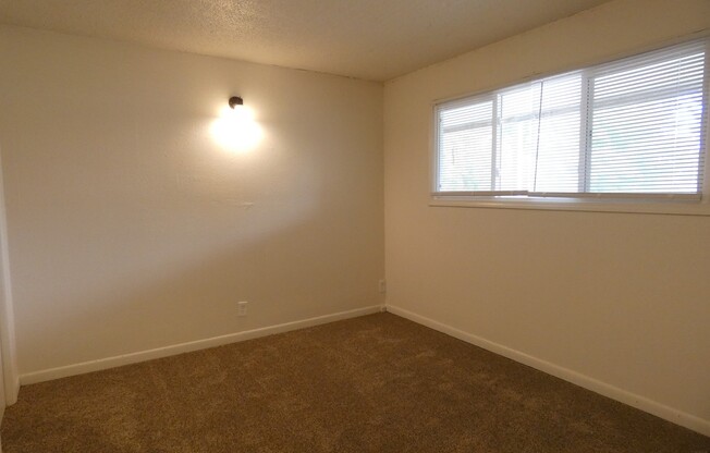 2 beds, 1 bath, 750 sqft, $549